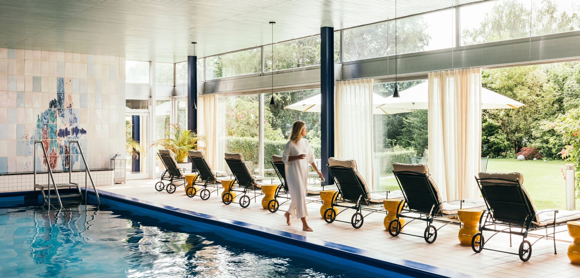 Wellnessbereich des Wellnesshotels am Chiemsee mit Pool