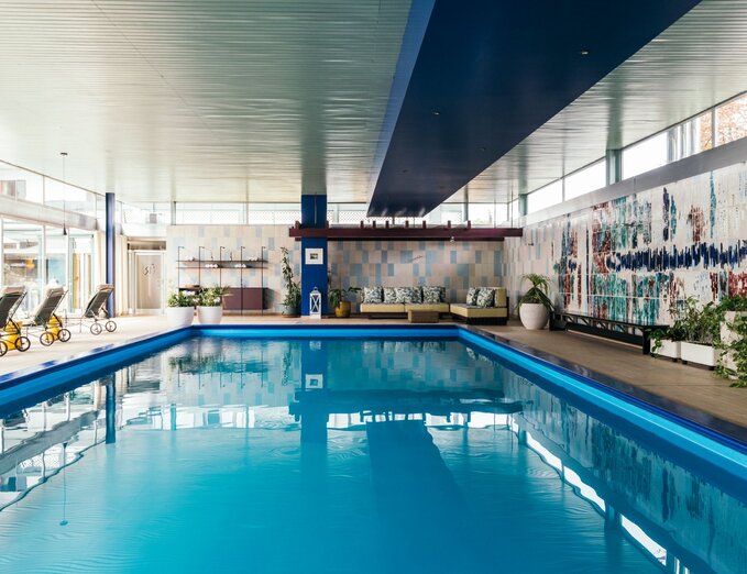 Wellnessbereich des Wellnesshotels am Chiemsee mit Pool